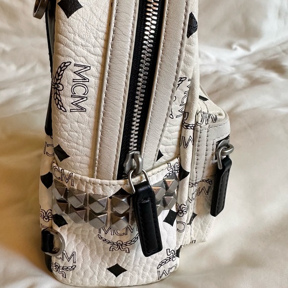 Backpack - Picture 3 of 5